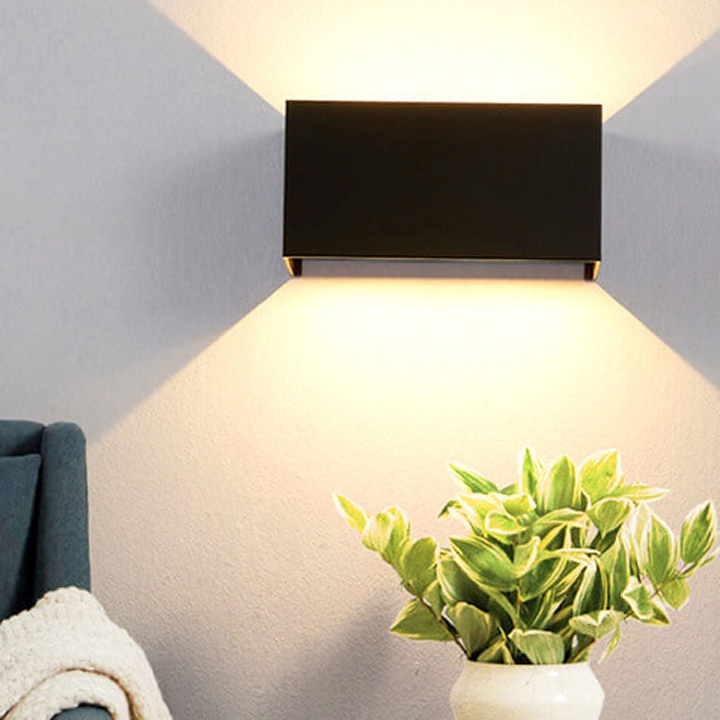 Moderne, wasserdichte, rechteckige LED-Wandleuchte für den Außenbereich mit nach oben und unten gerichteter Beleuchtung.
