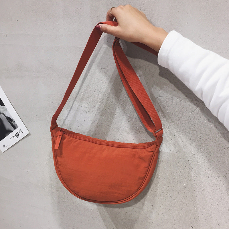 – Organisieren und stilvoll tragen mit dieser Half Moon Crossbody Tasche