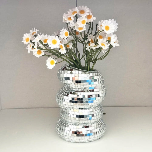 Spiegelverkleidete Disco-Vase mit retro Charme und modernem Flair Karnz