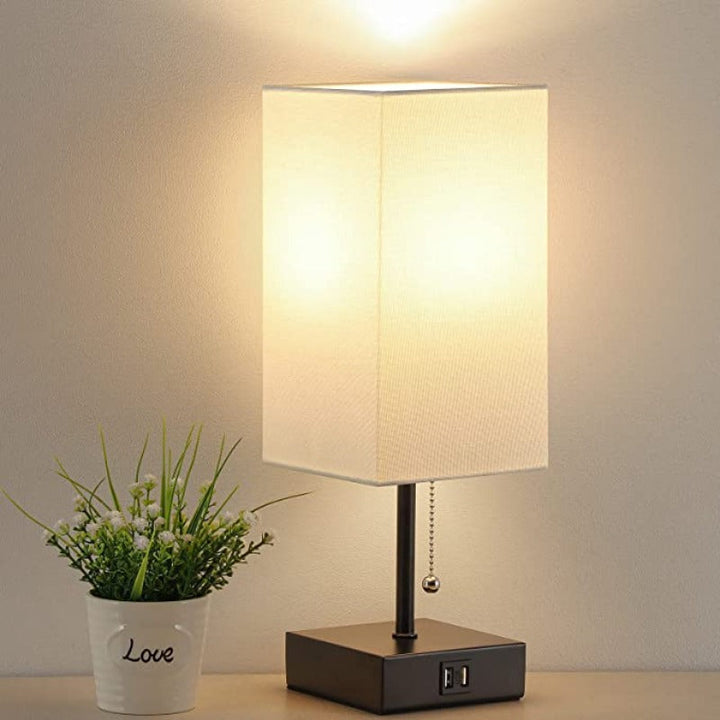 LumiCharge – Moderne Tischlampe mit USB-Ladeanschlüssen | Karnz
