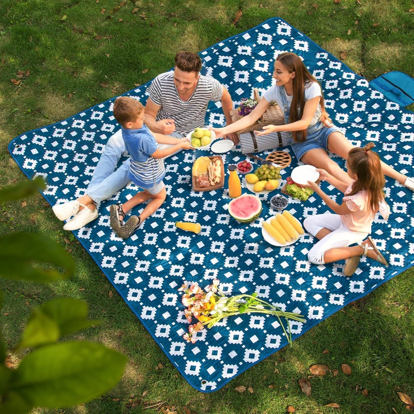 Extra große, wasserdichte Picknickdecke 200 × 200 cm mit 3 Lagen – MeadowRest