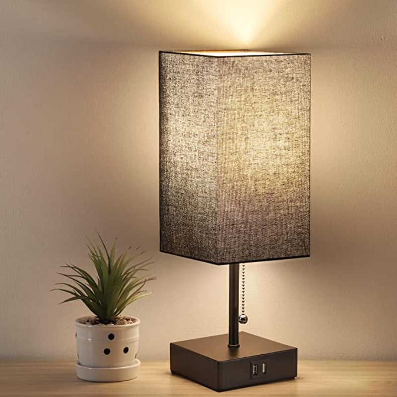 LumiCharge – Moderne Tischlampe mit USB-Ladeanschlüssen | Karnz
