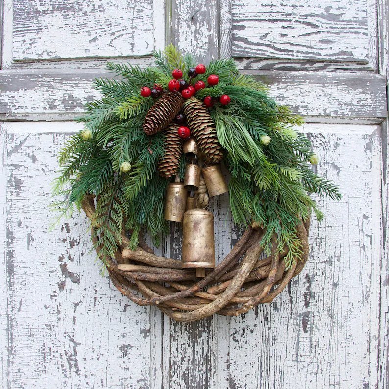 Weihnachtskranz | Boho-Stil | Rustikaler Rankenkranz mit Tannenzapfen und goldenen Glöckchen