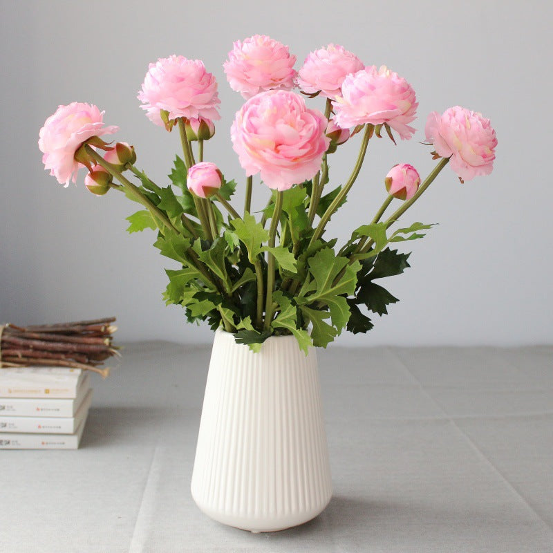 Lebensechter Seidenblumenstrauß