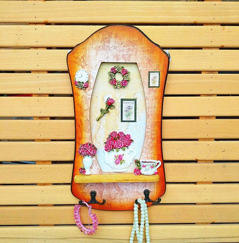 Dekorativer Wandorganizer mit floralem Muster
