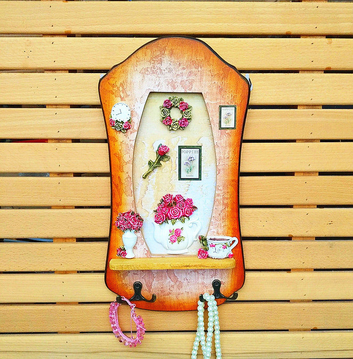 Dekorativer Wandorganizer mit floralem Muster