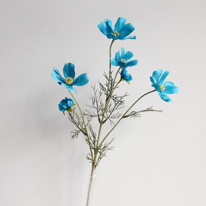 Lebensechte Cosmos-Blume Stiel