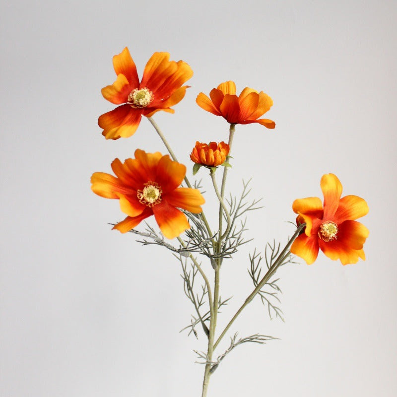 Lebensechte Cosmos-Blume Stiel