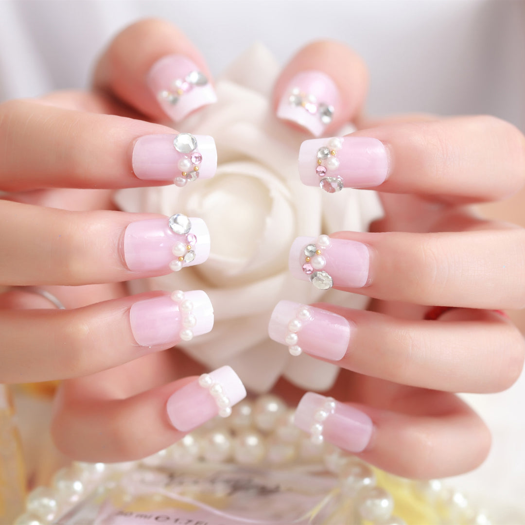 Dekoratives Press-On-Nagelset mit Strass-Akzenten