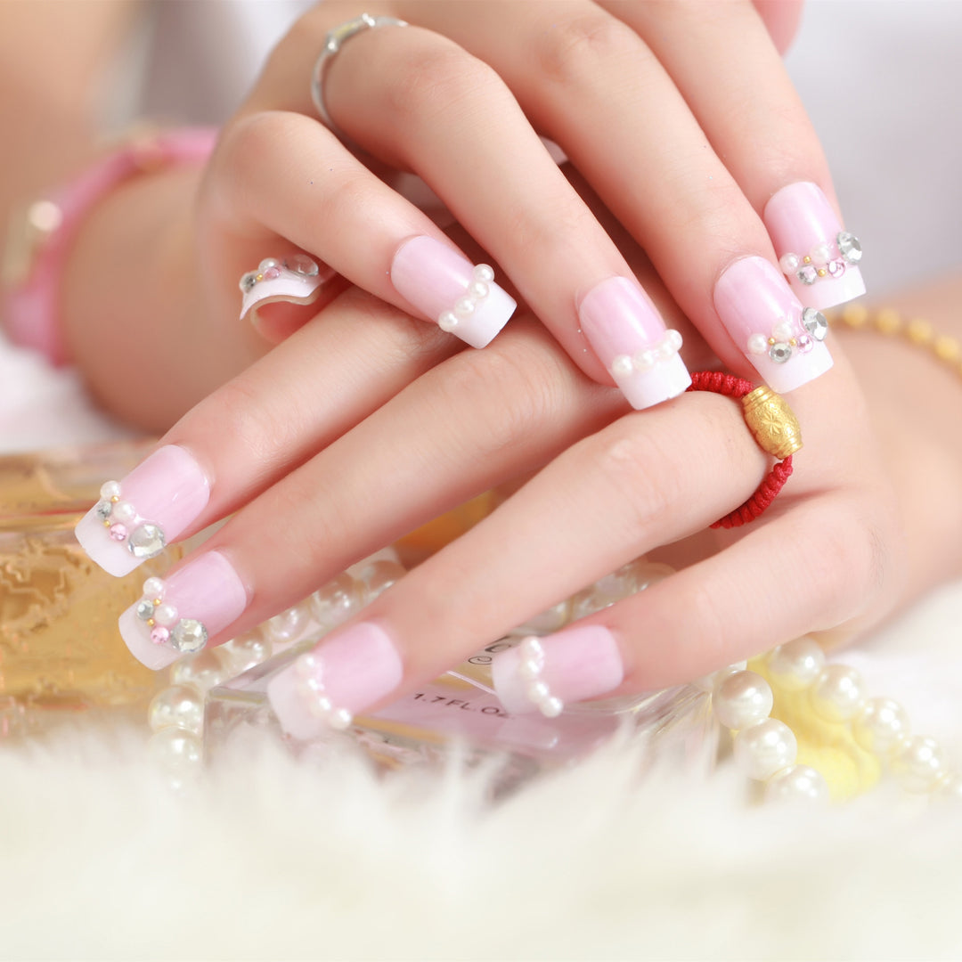 Dekoratives Press-On-Nagelset mit Strass-Akzenten