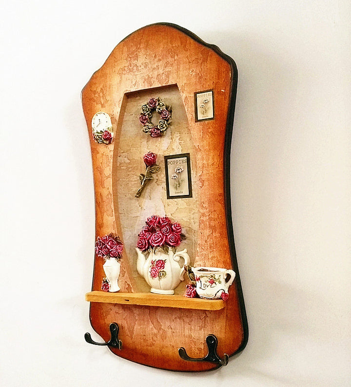 Dekorativer Wandorganizer mit floralem Muster