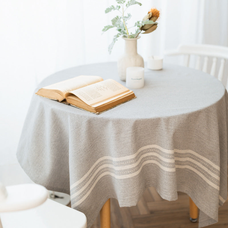 Rechteckige Tischdecke aus Baumwoll‑Leinen‑Mischung mit dezenter Streifenbordüre und dekorativen Quasten