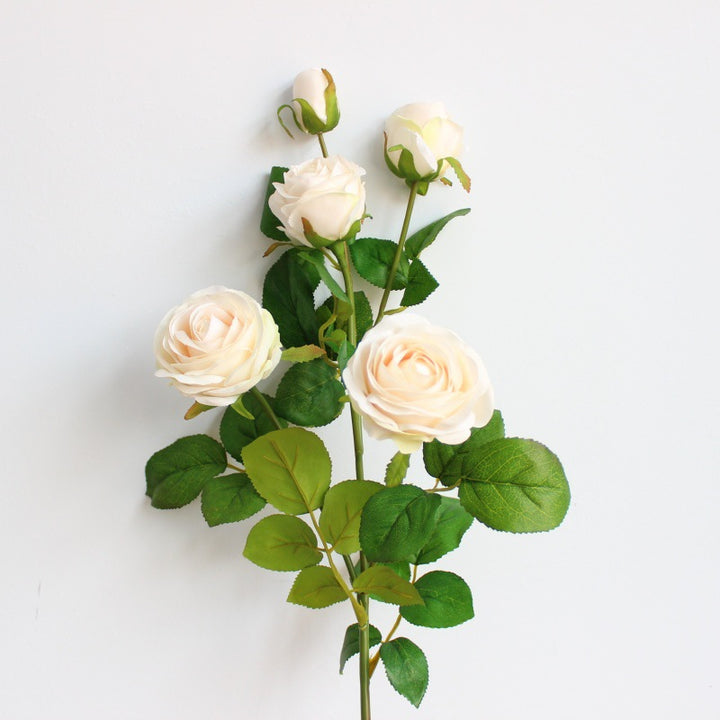 Realistische synthetische Rosenstängel