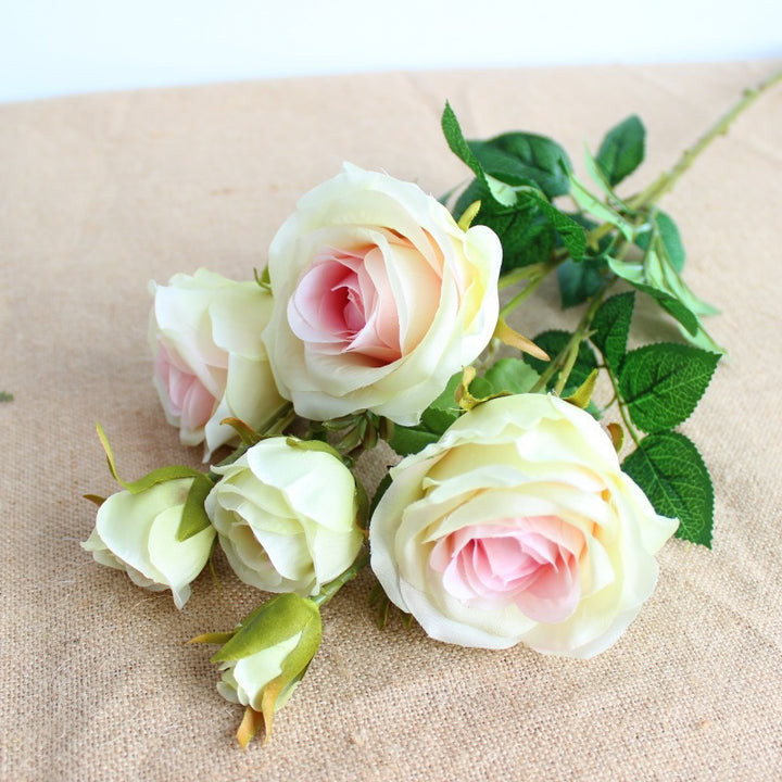 Künstlicher Rosenstrauß
