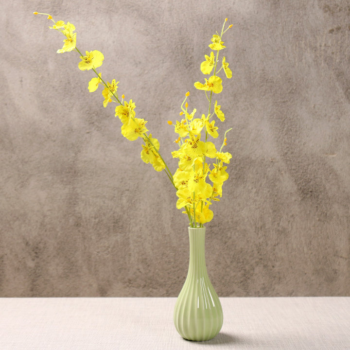 Elegante Blumenarrangement Vase Karnz