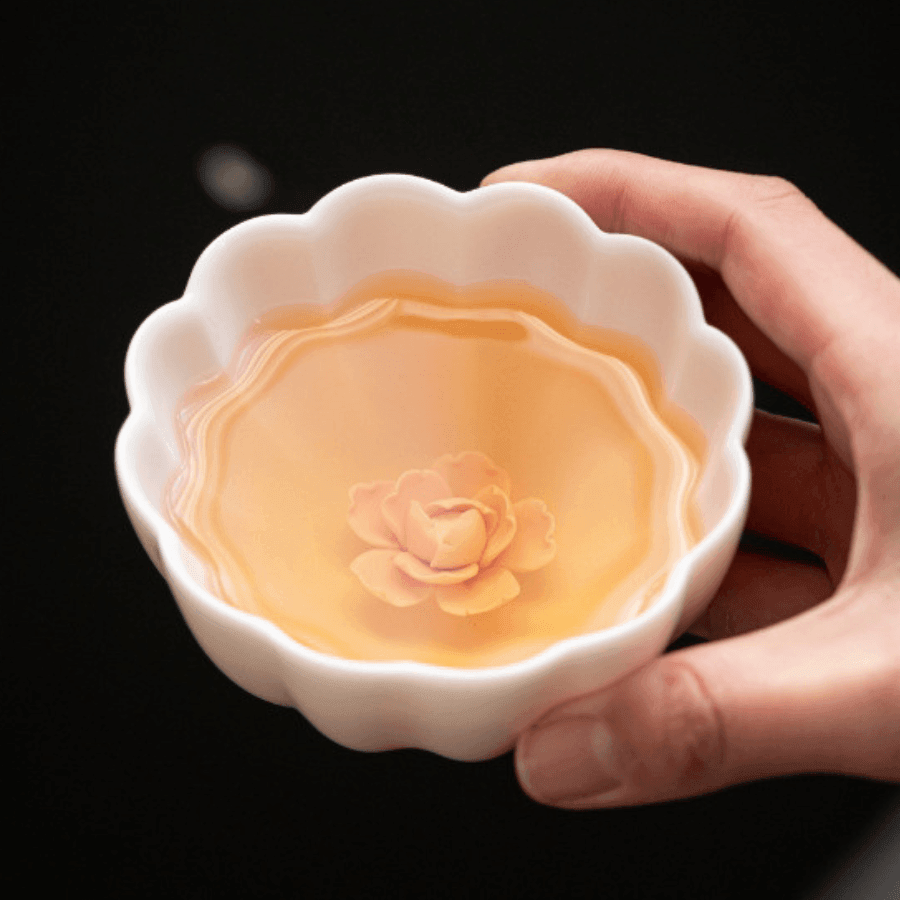 Handgefertigte Keramiktasse mit eingebetteter Keramikrose | Karnz