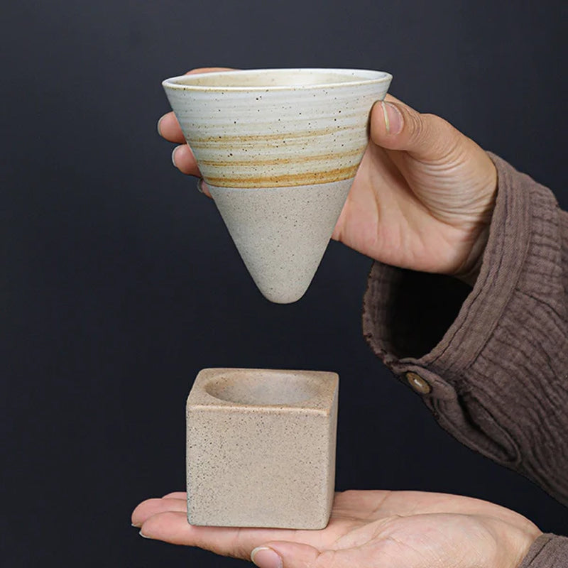 Grobkeramische Kaffeetasse mit Basis Kegelform Couture Tasse & Basisset | Karnz