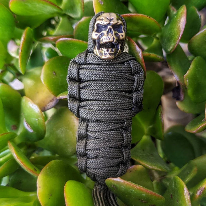 Paracord-Schlüsselanhänger, Mumienschädel aus Messing