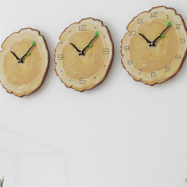 Wanduhr mit Jahresringen aus Holz