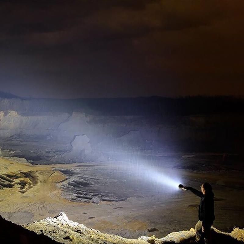 Karnz | MS18 Hochleistungs-LED-Taschenlampe | 100.000 Lumen | 18x Cree XHP70 2.0 LEDs | 2,3 km Reichweite | IP56 Wasserdicht | OLED-Statusdisplay | Inkl. Akku-Pack