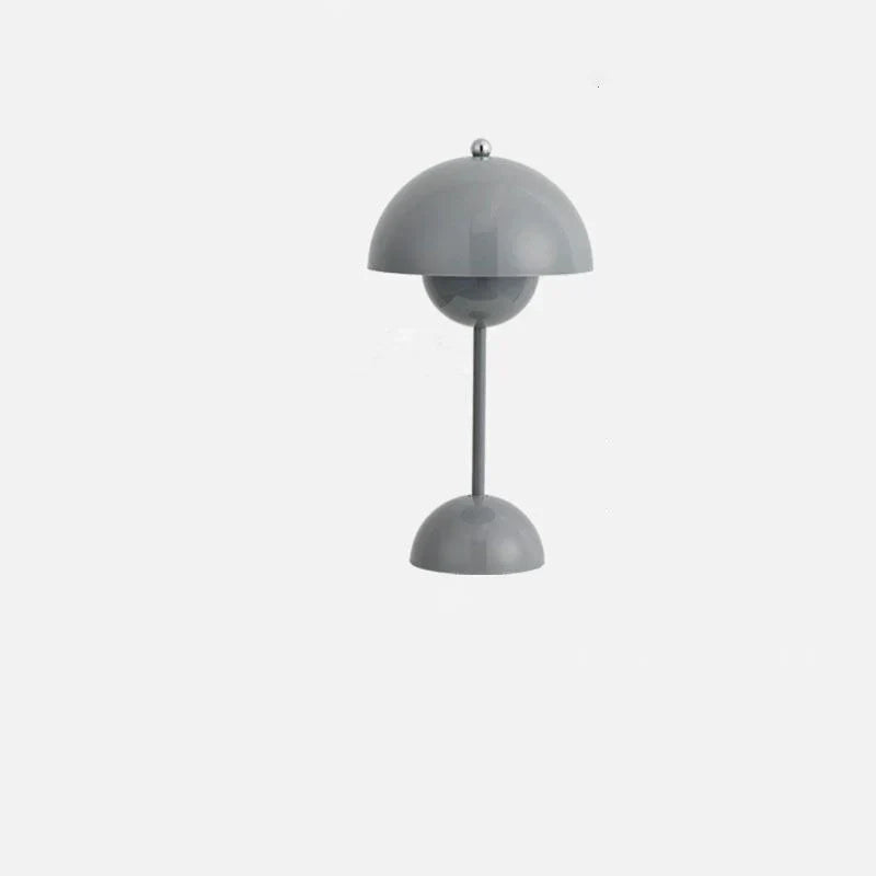Graue Designlampe mit mattem Schirm vor weißem Hintergrund