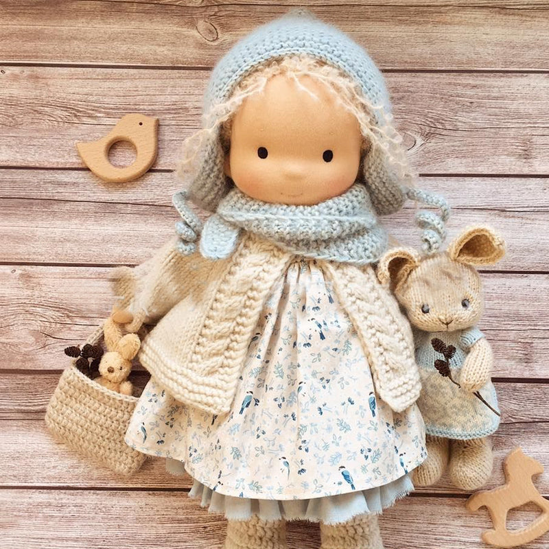 Karnz | Handgefertigte Waldorfpuppe | Naturmaterialien & Schadstofffrei | Pädagogisches Stoffspielzeug | Hypoallergen & Bio-Qualität | 30cm Kuschelpuppe