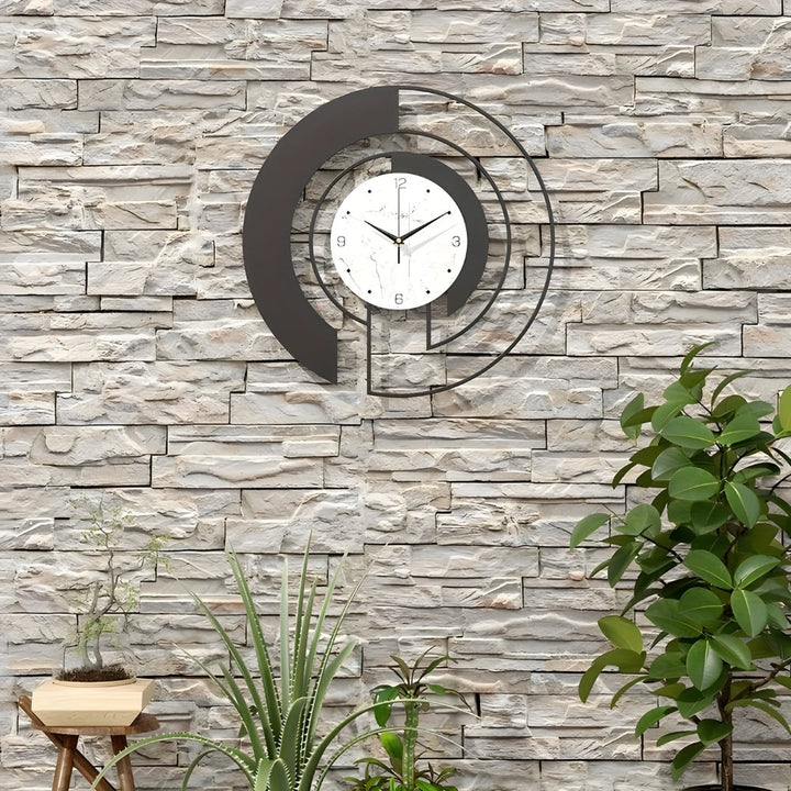 Einfache geometrische Wanduhr mit ruhigem Lauf für friedliche Räume Karnz