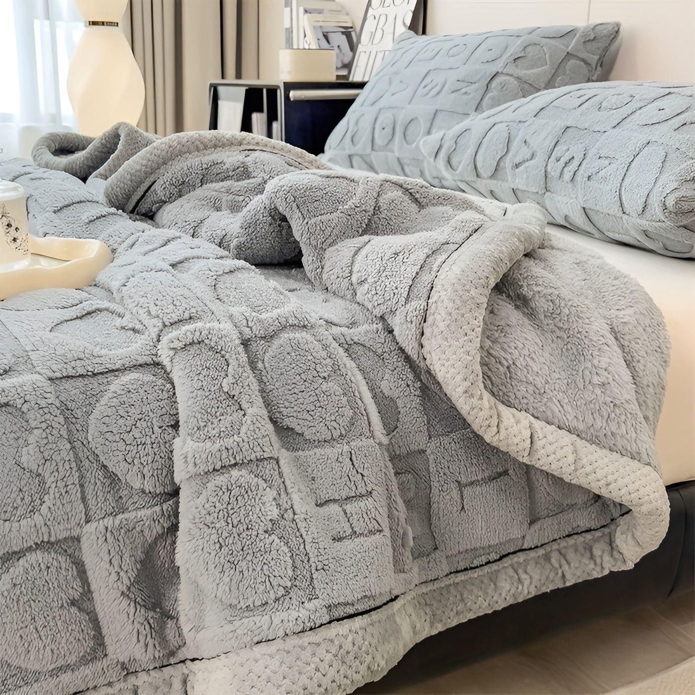 CoralDream Karnzanket – Warme Fleece-Winter-Karnzanket mit doppelseitigem Herz- und Buchstabenmotiv