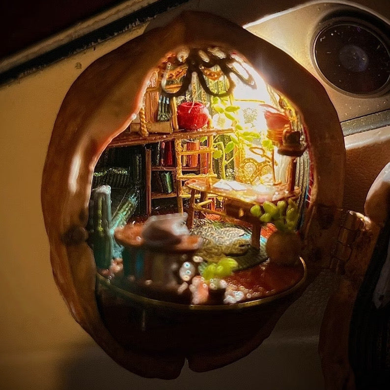 Miniatur-Walnusshaus-Ornament | Handgefertigtes Geschenk | Details aus Ton und Holz mit Beleuchtung