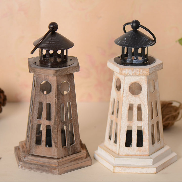 Sechseckige Holztopf-Laterne im Leuchtturm-Stil mit ausgeschnittenen Fenstern und Metalldach Karnz