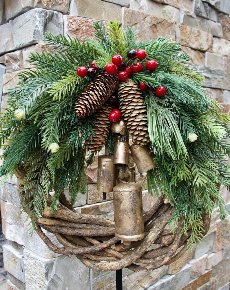 Weihnachtskranz | Boho-Stil | Rustikaler Rankenkranz mit Tannenzapfen und goldenen Glöckchen