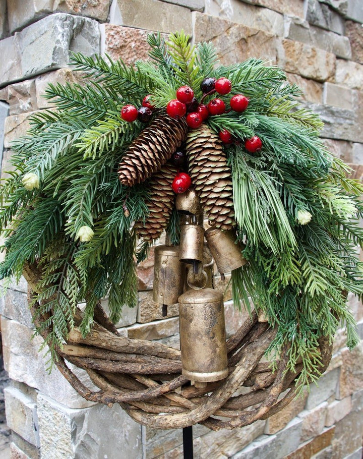 Weihnachtskranz | Boho-Stil | Rustikaler Rankenkranz mit Tannenzapfen und goldenen Glöckchen
