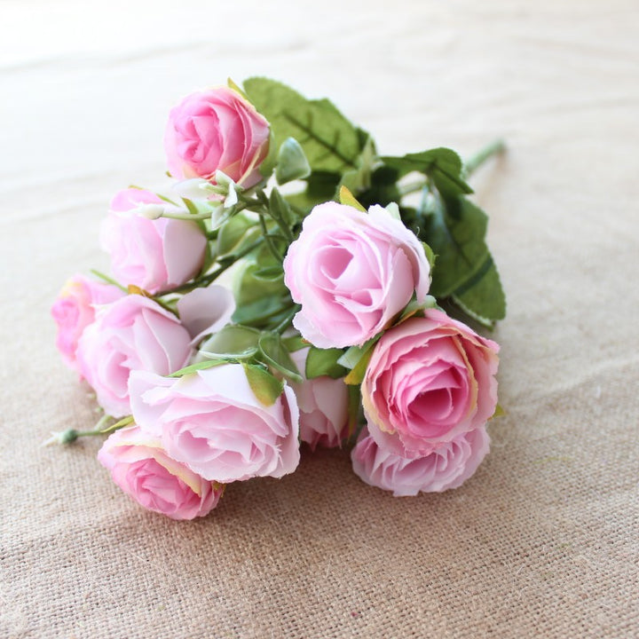 Stylischer handgemachter künstlicher Rosenstrauß
