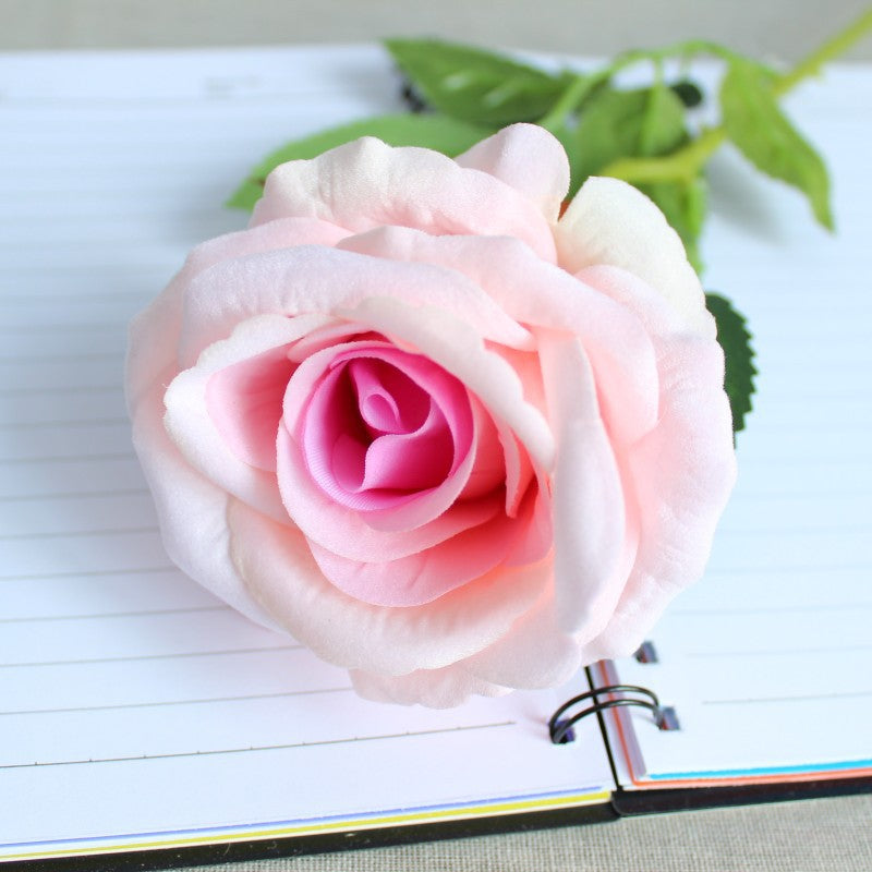 Realistische Seidenrosenstiel