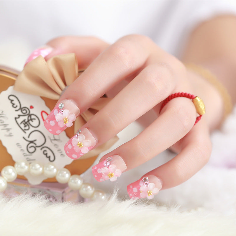 Hochwertige Kunstnägel mit Blümchen-Details Karnz