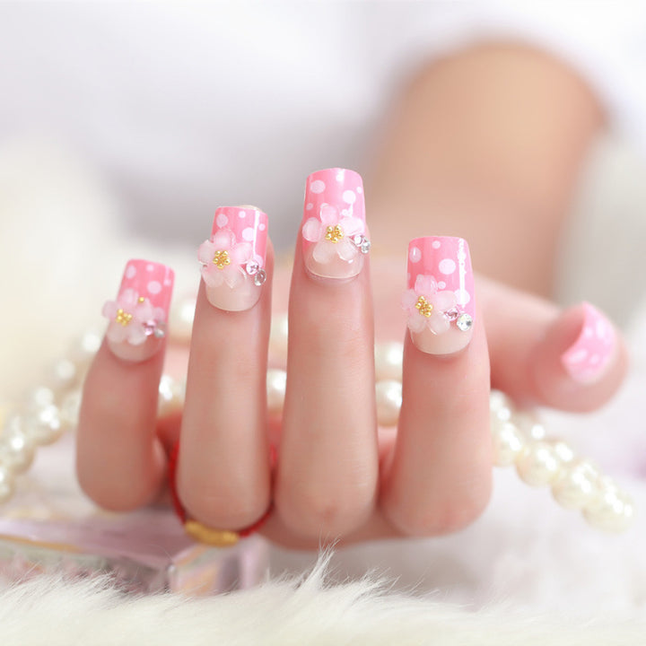 Hochwertige Kunstnägel mit Blümchen-Details Karnz