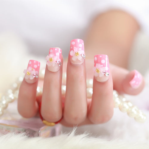 Hochwertige Kunstnägel mit Blümchen-Details Karnz