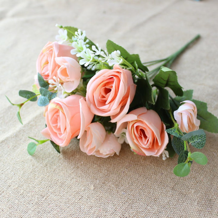 Realistische Seidenblumenstrauß