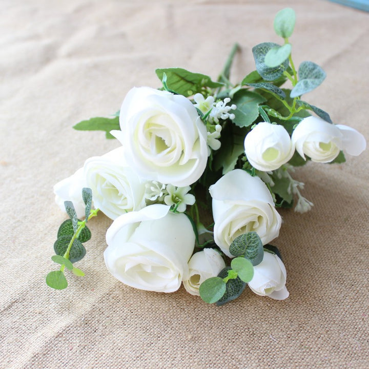 Realistische Seidenblumenstrauß