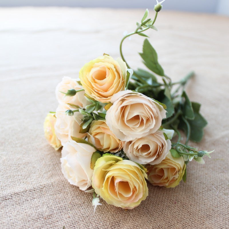 Stylischer handgemachter künstlicher Rosenstrauß