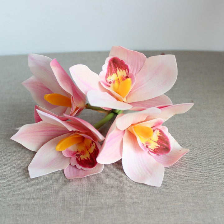 Realistischer Orchideenblumenstrauß