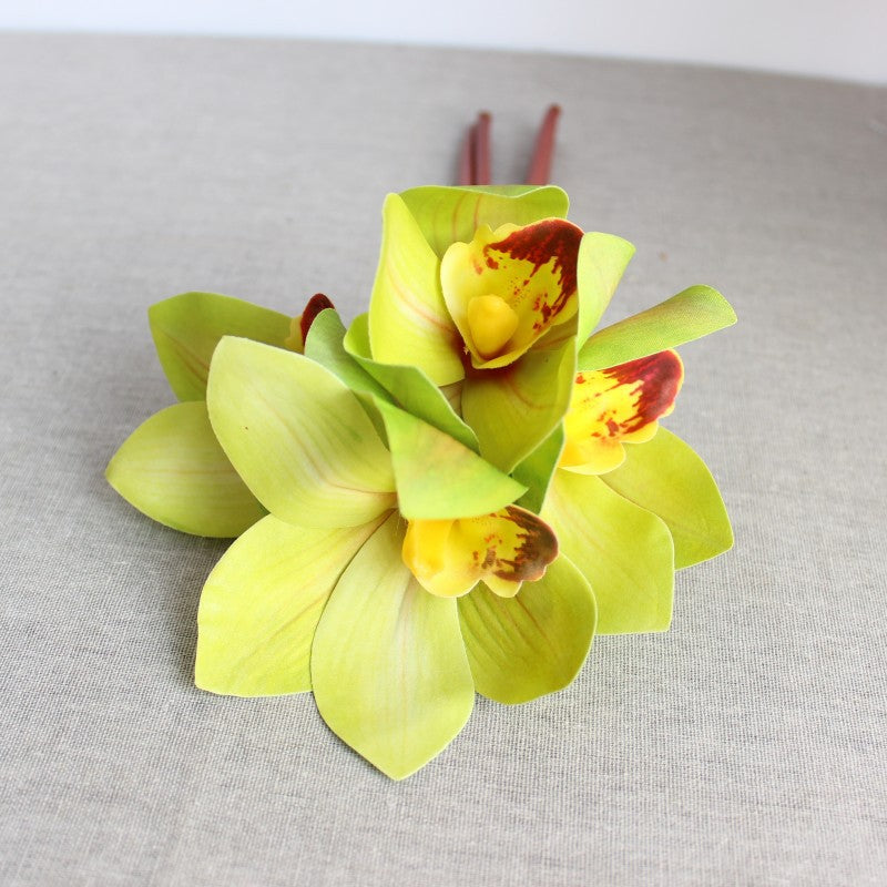 Realistischer Orchideenblumenstrauß