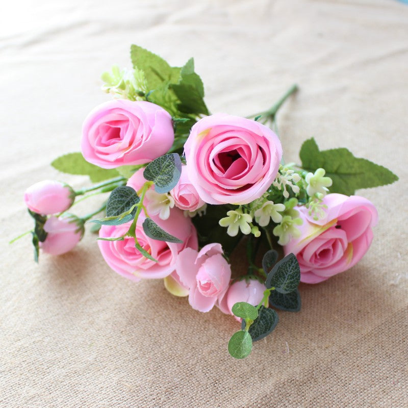 Realistische Seidenblumenstrauß