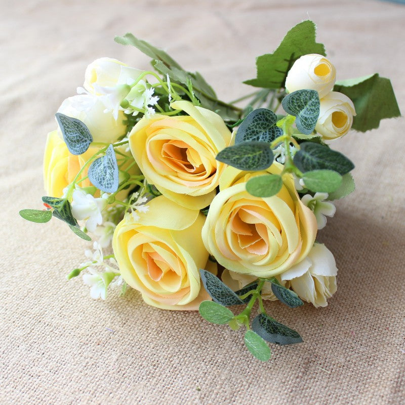 Realistische Seidenblumenstrauß