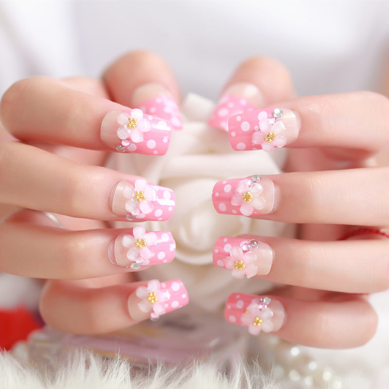 Hochwertige Kunstnägel mit Blümchen-Details Karnz