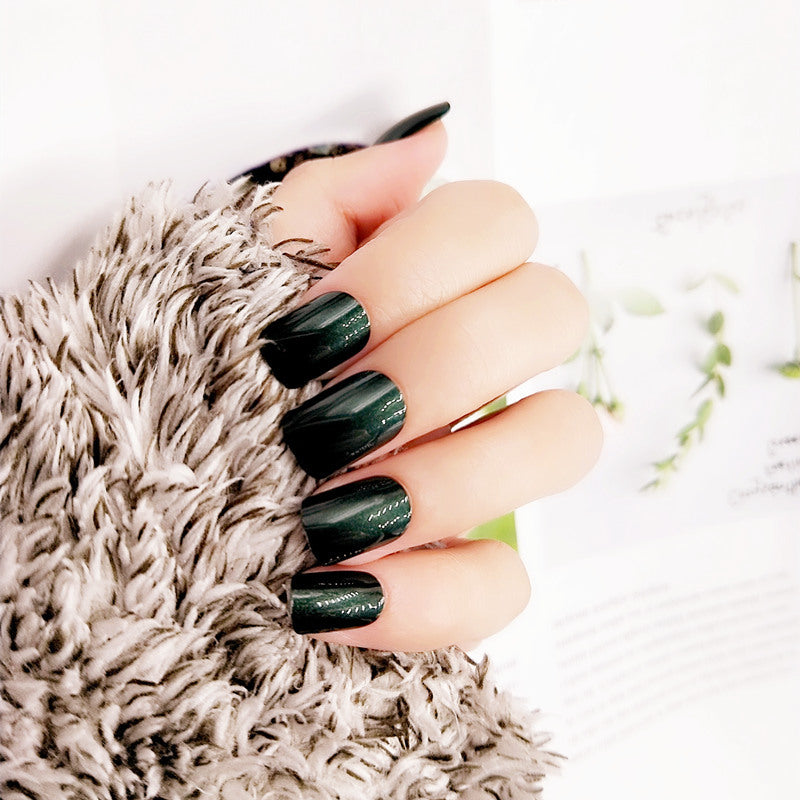 Glänzende Nagelwickel für elegante Maniküre