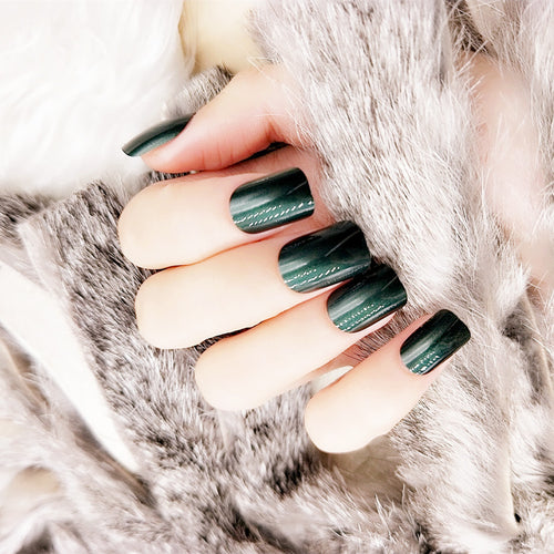 Glänzende Nagelwickel für elegante Maniküre