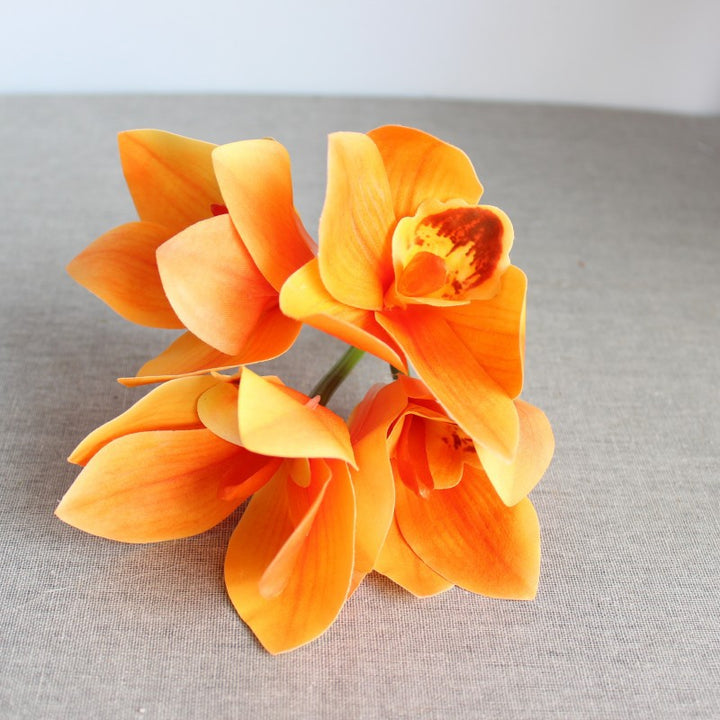 Realistischer Orchideenblumenstrauß
