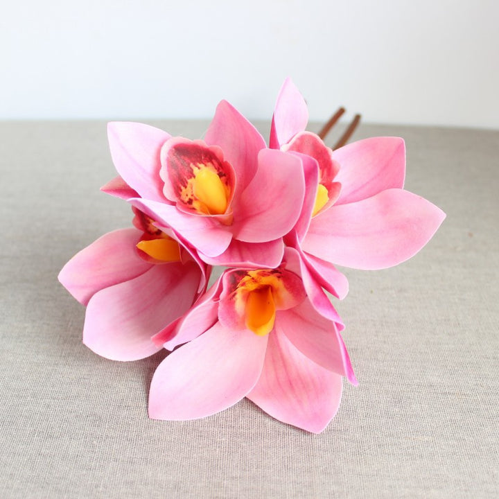 Realistischer Orchideenblumenstrauß