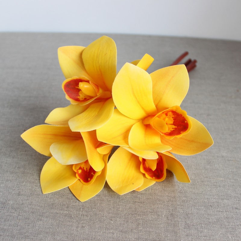 Realistischer Orchideenblumenstrauß